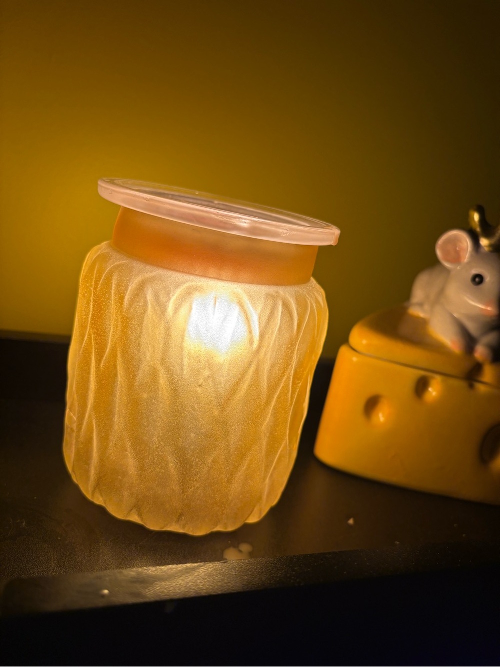 Scentsy Frosted Yellow Glow Wax Warmer